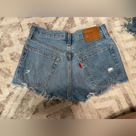 Women’s Levi shorts size 24 - Picture 3 of 3